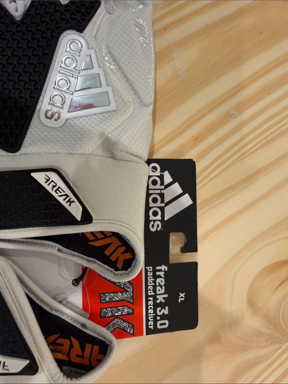 NWT Adidas White and Black Freak X 3.0 Receiver Gloves size XL Men’s